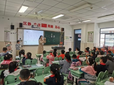 大厅里的人们&#xA;&#xA;描述已自动生成