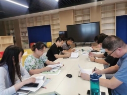 人们在桌子边&#xA;&#xA;描述已自动生成