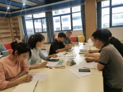 一群人在餐厅里用餐&#xA;&#xA;描述已自动生成
