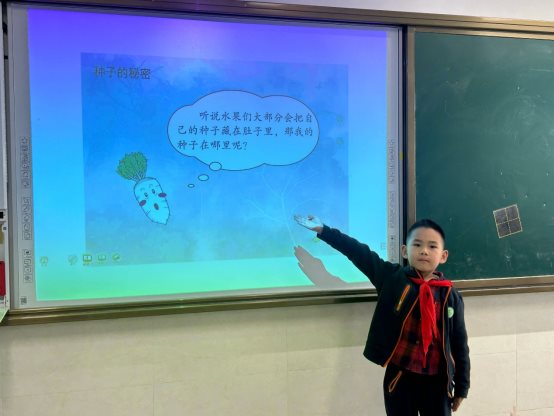 人站在屏幕前&#xA;&#xA;中度可信度描述已自动生成